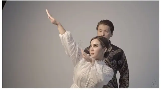 8 Momen Seru Syahrini dan Reino Barack saat Pemotretan, Tampil Kompak