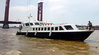 Bus air bantuan dari Departemen Perhubungan berlayar di Sungai Musi, Palembang. Armada bus air ini akan melayani sejumlah trayek dengan ongkos Rp5.000 per penumpang.(Antara)