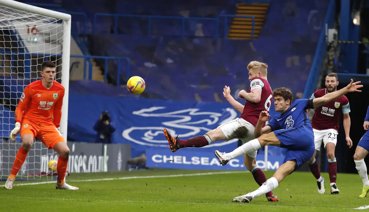 Tendangan keras bek Marcos Alonso (kanan) yang sukses memanfaatkan umpan Pulisic menjadikan Chelsea menang dua gol tanpa balas. (Foto: AP/Pool/Andrew Couldridge)