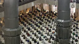 Umat muslim melaksanakan sholat Jumat terakhir pada Ramadhan 1442 H di Masjid Istiqlal, Jakarta, Jumat (7/5/2021). Berdasarkan hisab, lebaran Idul Fitri jatuh pada 13 Mei 2021 sementara pelaksanaan rukyatul hilal (melihat posisi bulan) akan dilakukan sehari sebelumnya. (Liputan6.com/Faizal Fanani)