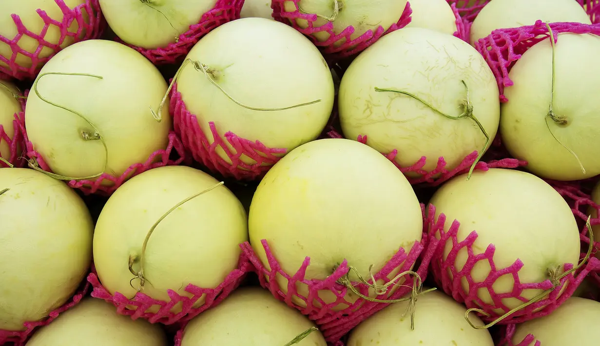 Mungkin banyak yang belum mengetahui bahwa dengan mengkonsumsi apel dan melon bisa membantu Anda mencegah kantuk. Mengkonsumsinya selagi manis dan segar mampu membuat Anda segar kembali. (popsugar.com)
