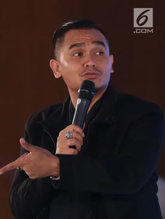 Komentator olahraga, Valentino Simanjuntak berbagi pengalaman kepada peserta EGTC 2018 Bandung di Graha Sanusi Hardjadinata, Universitas Padjajdaran, Bandung, Kamis (6/12). Valentino Simanjuntak juga memberi motivasi. (Liputan6.com/Helmi Fithriansyah)