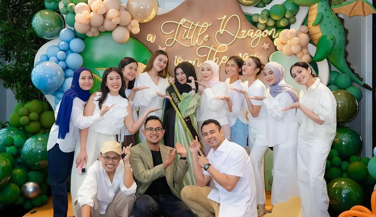 Para tamu yang hadir kompak mengenakan pakaian bernuansa putih, memberikan kesan elegan dan bersih yang melengkapi tema acara. Seperti salah satunya Nagita slavina yang mengenakan kemeja panjang dua warna nude-putih, berpadu serasi dengan celana yang dikenakannya. Lalu, Nisya Ahmad dengan crop outerwear dan rok putih asimetris.  [@nissyaa/@azizahsalsha_/@aaliyah.massaid].