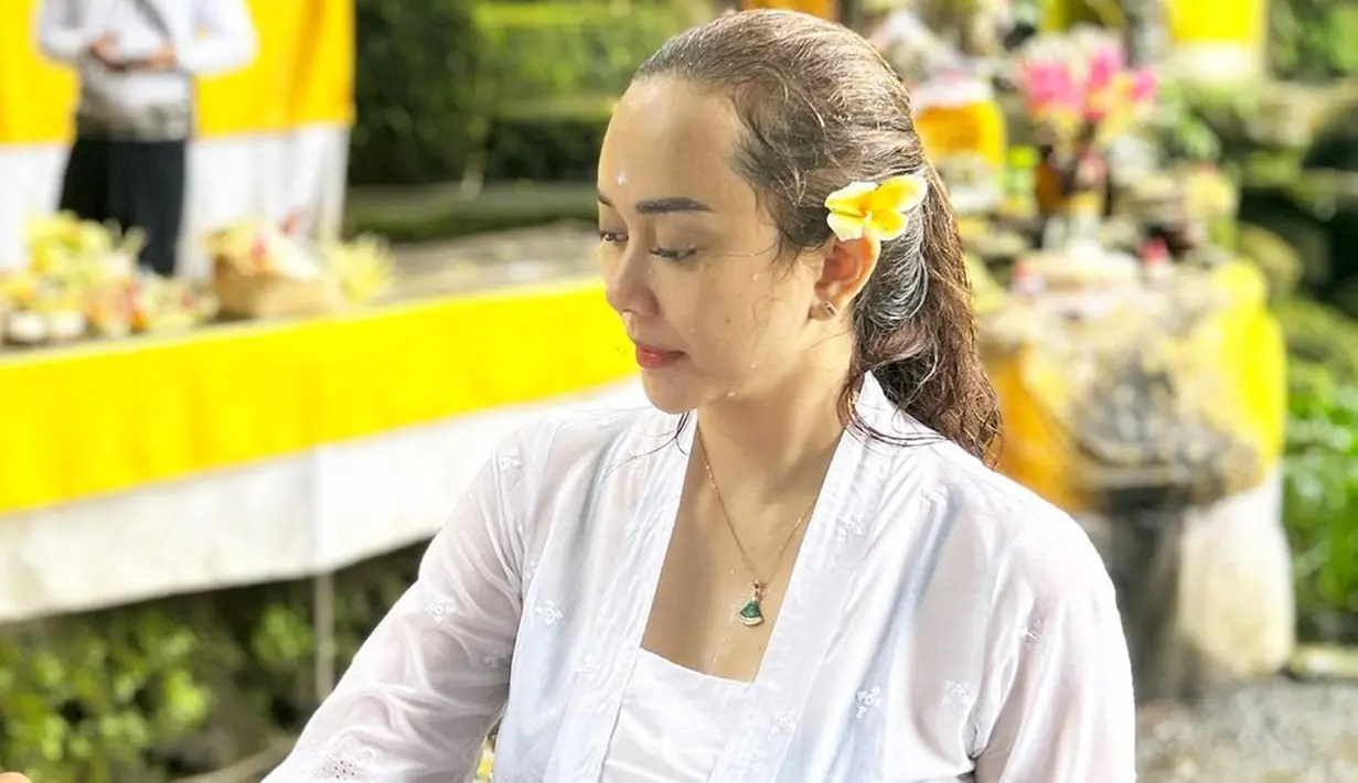 Ritual melukat belakangan ini kerap dilakukan oleh para artis saat mengunjungi Bali. Demikian dengan Aura Kasih yang baru-baru ini menjalani ritual melukat. Dalam kolom komentar, banyak warganet yang memuji penampilan ibu satu anak itu tampak menawan dengan kebaya putih.(Liputan6.com/IG/@aurakasih)