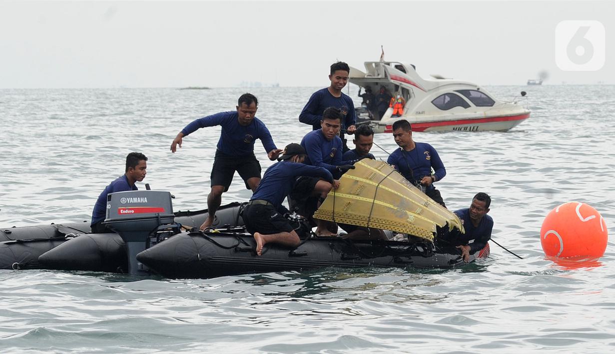 Tim SAR mengevakuasi bagian tubuh penumpang pesawat Sriwijaya Air SJ 182 di perairan Kepulauan Seribu, Jakartra, Minggu (10/1/2021). Sriwijaya Air SJ 182 hilang kontak empat menit usai lepas landas dari Bandara Soetta. (merdeka.com/Arie Basuki)