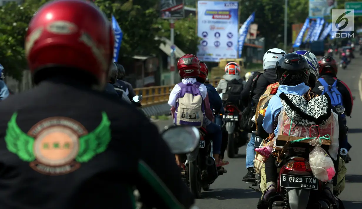 Pemudik melintasi Jalur Pantura, Cirebon, Jawa Barat, Rabu (21/6). Kondisi Jalur Pantura saat H-4 Lebaran masih terlihat lancar dan diperkirakan puncak arus mudik akan terjadi pada Kamis - Jumat (H-3/-2 Lebaran) (Liputan6.com/Johan Tallo)