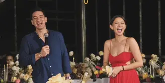 Tampak Nana mengenakan gaun merah spaghetti strap dengan bagian dada cukup terbuka. Dress tersebut memiliki model cut out di bagian perut dengan bagian bawah flowy.[@agungprastista]