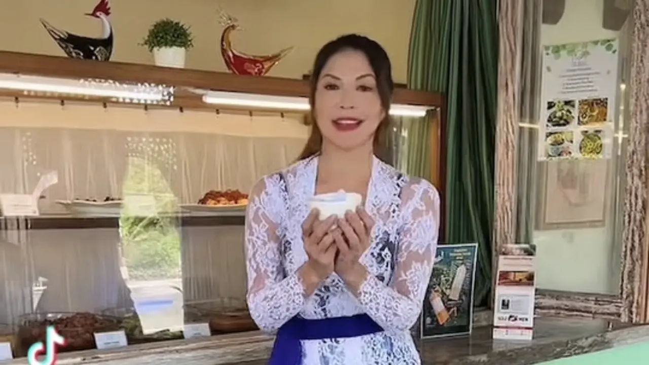 Pesona Tamara Bleszynski Mengenakan Kebaya