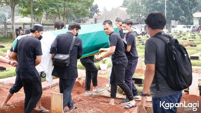 7 Potret Pemakaman Clerence Chyntia, Tangis Rio Alief Pecah