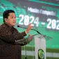 Ketua umum PSSI, Erick Thohir memberikan sambutan saat konferensi pers Pegadaian Liga 2 2024/2025 yang berlangsung di The Gade Tower, Senen, Jakarta, Selasa (03/09/2024). (Bola.com/Bagaskara Lazuardi)