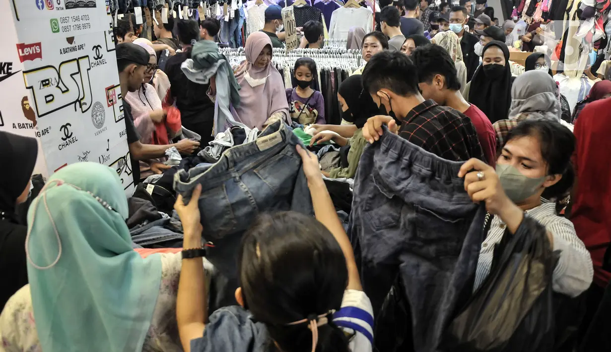 Suasana saat sejumlah calon pembeli memilih pakaian impor bekas di Pasar Senen. (merdeka.com/Iqbal S. Nugroho)
