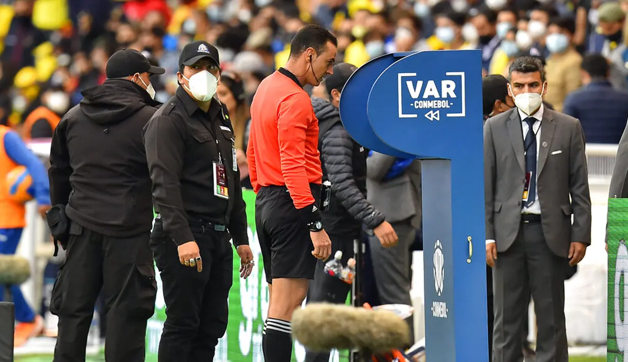 Wasit Wilmar Roldan memeriksa layar VAR saat pertandingan antara Ekuador dan Brasil pada Kualifikasi Piala Dunia 2022 di Stadion Casa Blanca, Quito, Ekuador, 27 Januari 2022. Pertandingan berakhir imbang 1-1. (Rodrigo Buendia/Pool via AP)