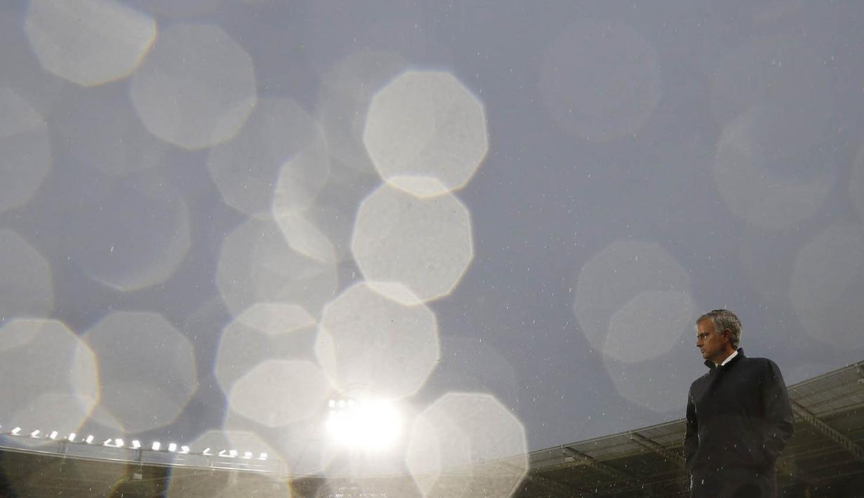 10. Pelatih Manchester United, Jose Mourinho, memantau permainan anak asuhnya saat melawan Hull pada laga Premier League di Stadion Kingston Communications, Sunderland, Inggris, Sabtu (27/8/2016). (Reuters/Lee Smith)