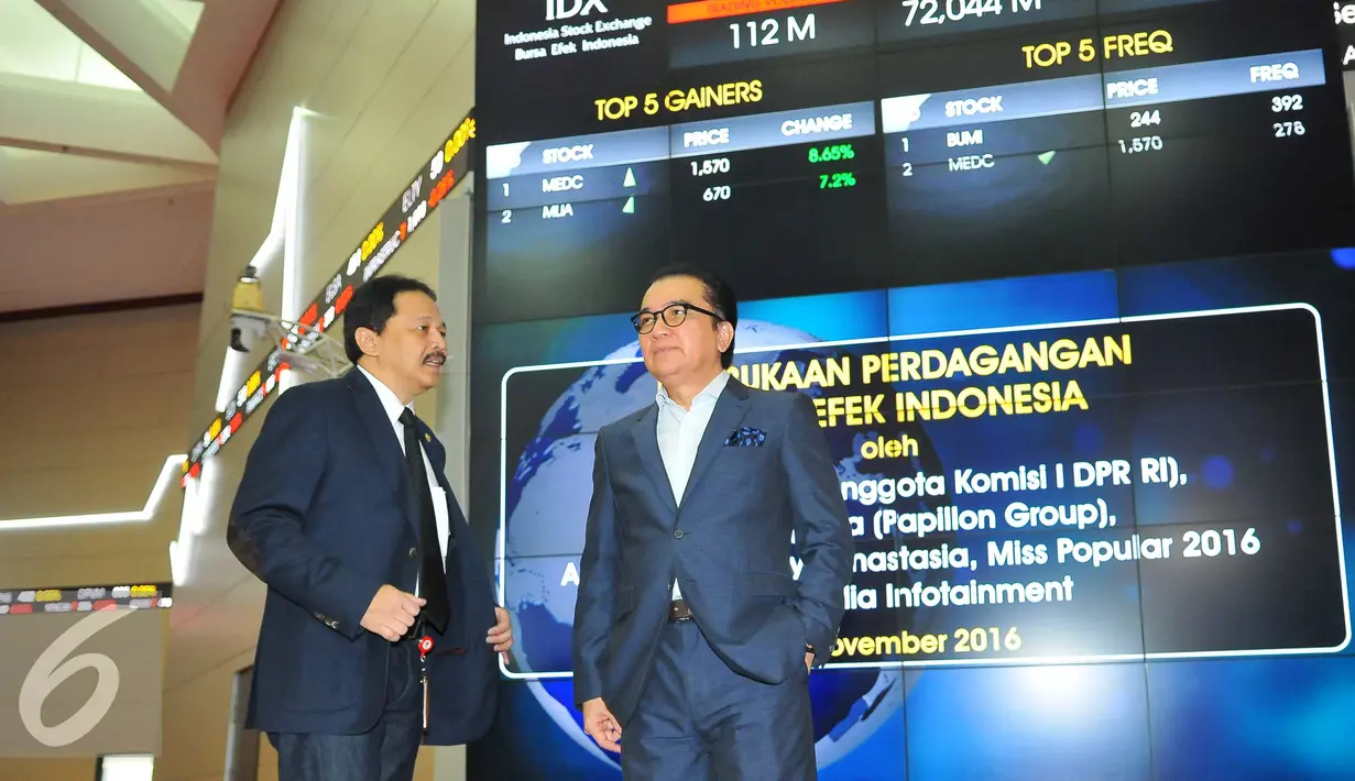 Tito Sulistio berbincang dengan Ketua Persatuan Artis Penyanyi, Pencipta Lagu dan Pemusik Republik Indonesia (PAPPRI), Tantowi Yahya saat membuka perdagangan saham di Bursa Efek Indonesia, Jakarta, Kamis (3/11). (Liputan6.com/Angga Yuniar)