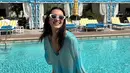 Menikmati hangatnya matahari di Beverly Hills, Raline Shah tampil dengan busana serba panjang nuansa biru.   @ralineshah.