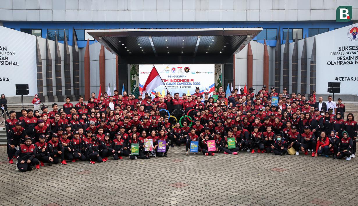 Menteri Pemuda dan Olahraga Republik Indonesia, Ario Bimo Nandito Ariotedjo berfoto bersama saat pengukuhkan kontingen Indonesia untuk SEA Games 2023 Kamboja yang berlangsung di Kantor Kemenpora, Senayan, Jakarta, Selasa (02/05/2023). Sebanyak 599 atlet akan tampil dalam 31 cabang olahraga. (Bola.com/Bagaskara Lazuardi)