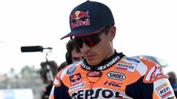 Pembalap Repsol Honda, Marc Marquez saat menunggu start MotoGP Indonesia 2023 yang berlangsung di Sirkuit Mandalika, Lombok, NTB, Minggu (15/10/2023). Marquez lagi-lagi gagal finis pada kesempatan keduanya tampil di Indonesia. Ia terjatuh di tikungan ke-13 saat lap kedelapan. Sementara itu, The Baby Alien mengalami highside saat sesi kualifikasi pada tahun lalu. (AFP/Sonny Tumbaleka)