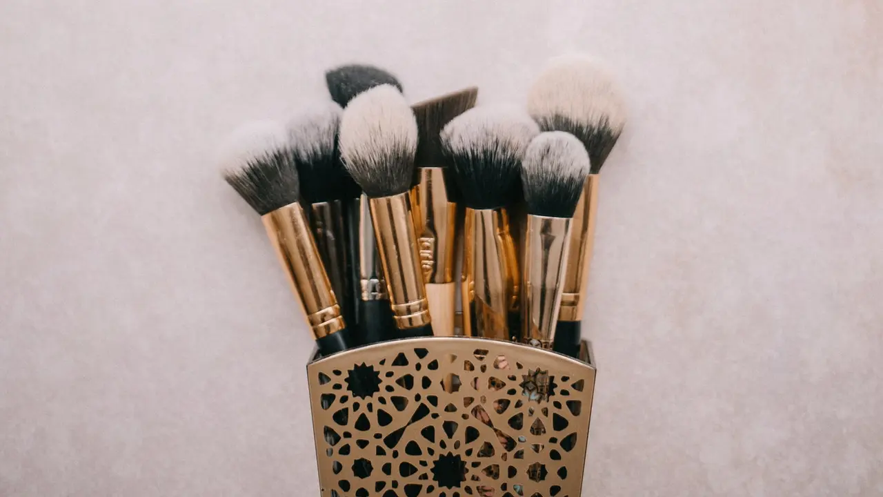 Mencuci Kuas Makeup dengan Cara Praktis dan Nggak Ribet