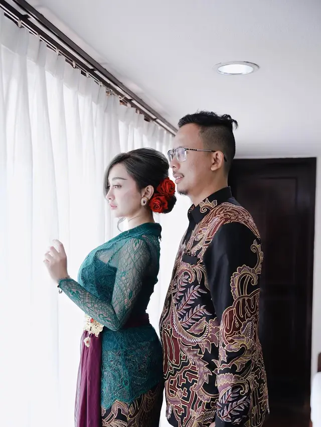 6 Momen Lamaran Cupi Cupita dan Bintang Bagus, Tampil Memesona Pakai Kebaya