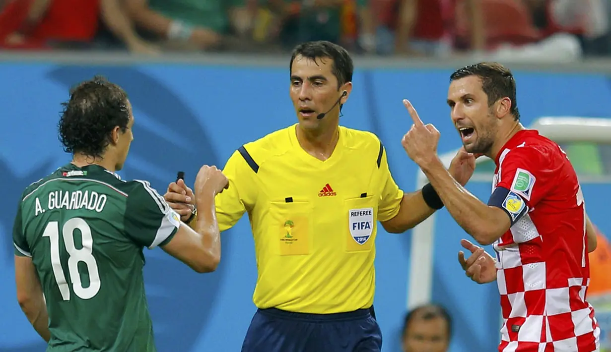 Keributan kecil antara Andres Guardado (Meksiko - kiri) dan Darijo Srna (Kroasia) mewarnai laga terakhir penyisihan Piala Dunia Grup A di Stadion Pernambuco, Recife, Brasil, (24/6/2014). (REUTERS/Brian Snyder)