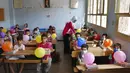 Para siswa mengikuti pelajaran pada hari pertama mereka kembali ke sekolah di Homs, Suriah, Minggu (13/9/2020). Lebih dari tiga juta siswa bersekolah di daerah yang dikuasai pemerintah, menandai hari sekolah pertama di tengah langkah ketat untuk mencegah penyebaran COVID-19. (SANA via AP)