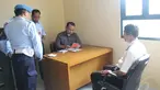 Pilot Tan Chin Kia (kanan) saat menjalani pemeriksaan karena melintasi NKRI tanpa izin di Pontianak, Kalimantan Barat, Selasa (28/10/2014). (Liputan6.com/Raden AMP)