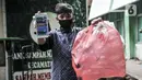 Siswa menunjukkan kantong berisi sampah anorganik dan ponsel di Bank Sampah Majelis Taklim, Kecamatan Koja, Jakarta, Rabu (12/8/2020). (merdeka.com/Iqbal S. Nugroho)