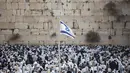 Ribuan orang  dari kasta imam Yahudi berdoa menjelang Paskah di depan Tembok Barat, Yerusalem (13/4). Mereka melakukan doa ditempat paling suci bagi umat Yahudi. (AP Photo / Ariel Schalit) 