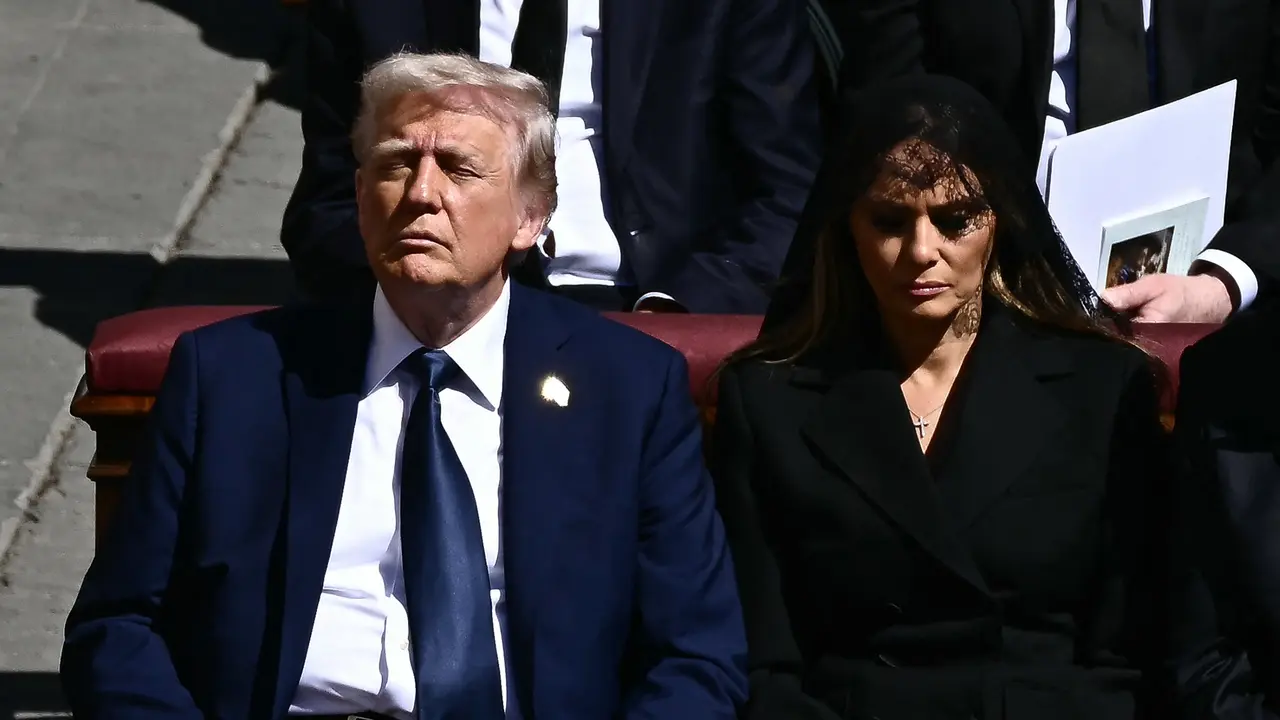Presiden AS Donald Trump (kiri) dan Ibu Negara Melania Trump berdiri di samping para pemimpin saat menghadiri upacara pemakaman mendiang Paus Fransiskus di Lapangan Santo Petrus di Vatikan pada 26 April 2025. (Dok: Mandel NGAN / AFP)