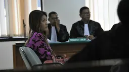 Terdakwa kasus suap SKK Migas Artha Meris Simbolon menjalani sidang dengan agenda tanggapan hakim atas eksepsi terdakwa, Jakarta, (2/10/14). (Liputan6.Com/Miftahul Hayat)