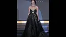 Fashion show yang memamerkan warna hitam dan emas rancangan Barli Asmara tampak mewah dan elegan dengan konsep kerajaan, Jakarta, (29/8/14). (Liputan6.com/Panji Diksana)