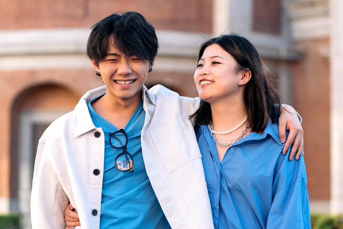 couple kencan bahagia