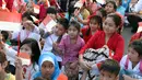 Beberapa anak-anak mengibarkan bendera Merah Putih saat gelaran Harmoni Indonesia 2018 di Kompleks Gelora Bung Karno, Jakarta, Minggu (5/8). Presiden RI, Joko Widodo hadir dalam acara bernyanyi bersama lagu kebangsaan. (Liputan6.com/Helmi Fithriansyah)