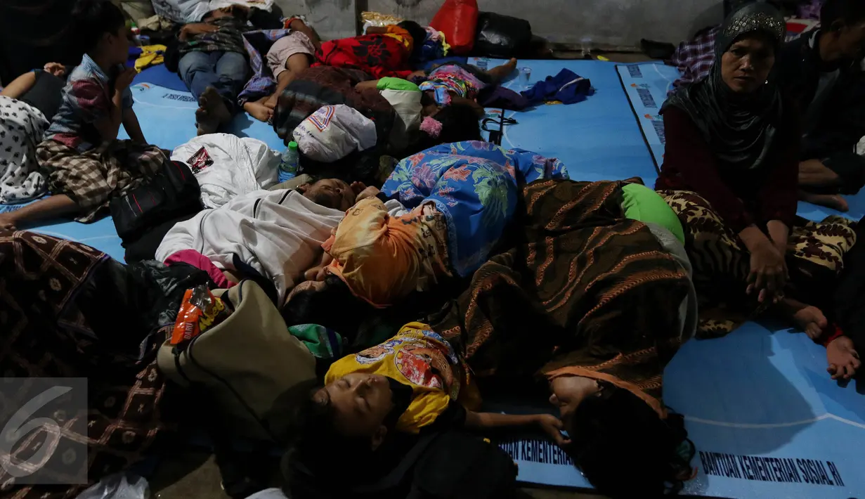 Warga korban banjir bandang di Bojong Sudika, Kec. Tarogong Kidul, Kab. Garut, tidur beralas tikar dan karpet di garasi mobil milik warga setempat, Kamis (22/9). Di kawasan itu, 22 korban meninggal ditemukan dan 8 orang hilang. (Liputan6.com/Johan Tallo)