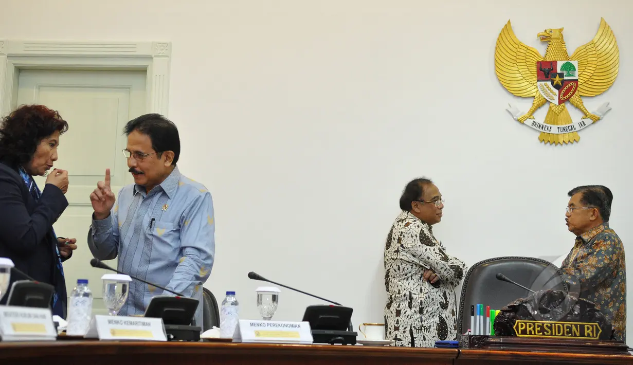 Suasana menjelang rapat terbatas di kantor Presiden, Komplek Istana Kepresidenan, Jakarta, Kamis (12/3/2015). Tampak Wapres Jusuf Kalla dan sejumlah Menteri turut hadir (Liputan6.com/Faizal Fanani)