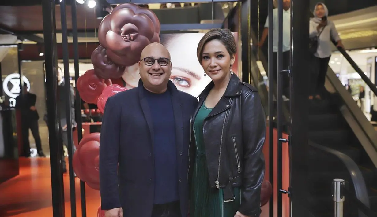 Maia Estianty dan Irwan Mussry dengan gaya signature-nya. Leather jacket dan jas, serasi dan keren, bukan? (Foto: Instagram @irwanmussry)