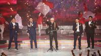 Penampilan penyanyi Iwan Fals (tengah) bersama para legenda Timnas Indonesia, Ilham Jaya Kesuma, Zaenal Arief, Bambang Pamungkas, dan Nuralim saat konser ulang tahun ke-28 Indosiar yang bertajuk INDOSIA28EST yang berlangsung di Studio 6 EMTEK City, Daan Mogot, Jakarta Barat, Selasa (10/01/2023). (Bola.com/Bagaskara Lazuardi)