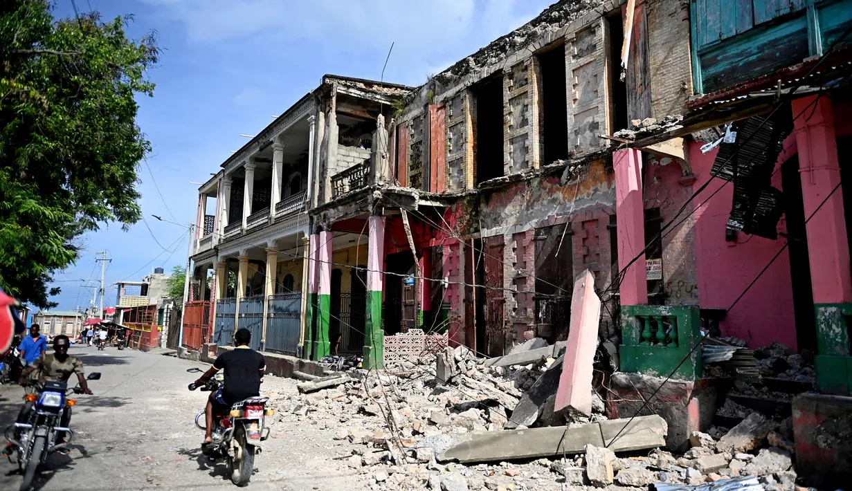 Gempa mengguncang bagian barat Haiti pada Selasa, menewaskan sedikitnya empat orang dan melukai lebih dari dua lusin lainnya, kata otoritas perlindungan sipil. (AFP/Richard Pierrin)