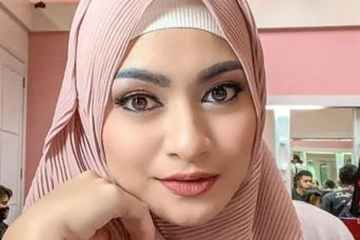 Inspirasi 5 Gaya Pashmina Plisket ala Natalie Holscher hingga Ria Ricis
