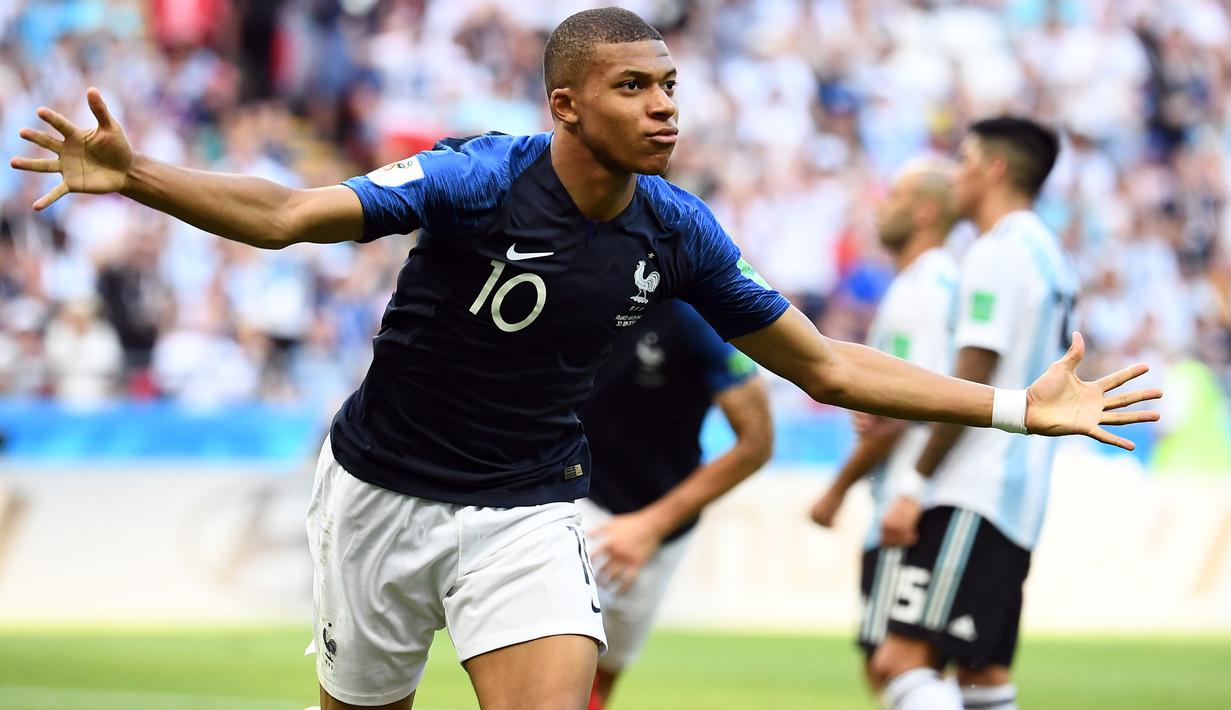 Striker Prancis, Kylian Mbappe, merayakan gol ke gawang Argentina pada laga 16 besar Piala Dunia di Kazan Arena, Kazan, Sabtu (30/6/2018). Prancis menang 4-3 atas Argentina. (AFP/Franck Fife)