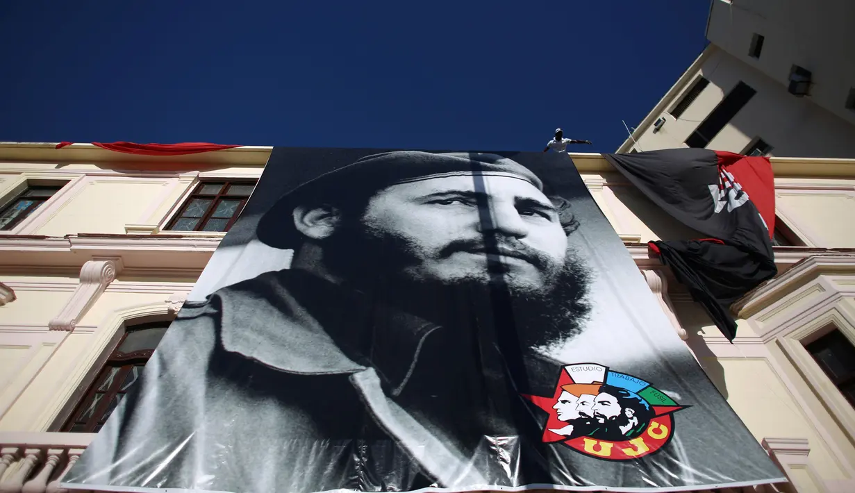 Foto  mantan presiden Kuba Fidel Castro dibentangkan di kota Havana , Kuba , (11/8). Dalam masa hidupnya, Castro pernah mendapat ancaman pembunuhan hingga 600 kali (REUTERS / Alexandre Meneghini)