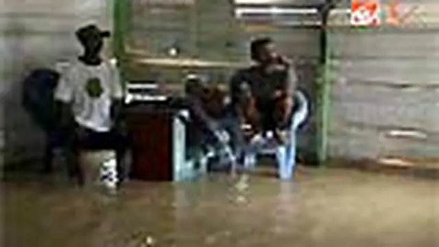 Ratusan rumah di dua kelurahan di Kendari, Sultra, terendam banjir akibat meluapnya sungai setelah hujan terus mengguyur selama enam jam. Banjir juga disebabkan buruknya drainase.