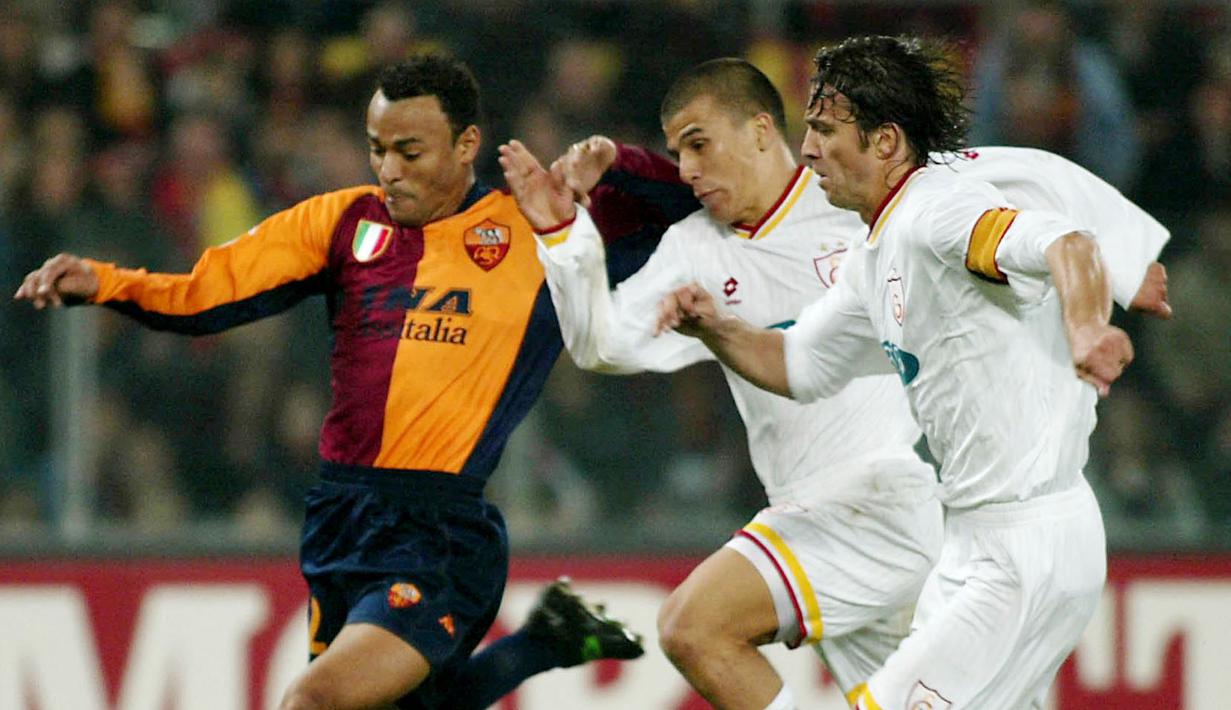 <p>Cafu merupakan salah satu bek kanan kelas dunia yang pernah berseragam AS Roma. Bersama Serigala ibu kota, Cafu mampu meraih trofi Serie A Italia pada 2000/2001 dan Piala Super Italia pada 2001/2002. (AFP/Gabriel Bouys)</p>