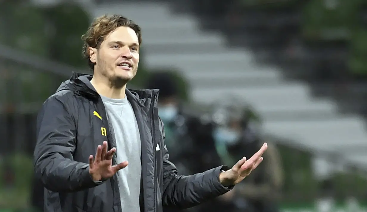 Pelatih sementara Borussia Dortmund, Edin Terzic, menenangkan para pemainnya dalam laga lanjutan Bundesliga Liga Jerman 2020/21 pekan ke-12 melawan Werder Bremen di Weserstadion, Bremen, Rabu (15/12/2020). Dortmund menang 2-1 atas Bremen. (AP/Carmen Jaspersen/Pool).