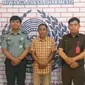 Terpidana korupsi penjualan material milik PDAM Makassar, Anzar Arifin menyerahkan diri usai dinyatakan DPO atau mengabaikan panggilan eksekusi purtusan kasusnya yang telah berkekuatan tetap alias inkrah