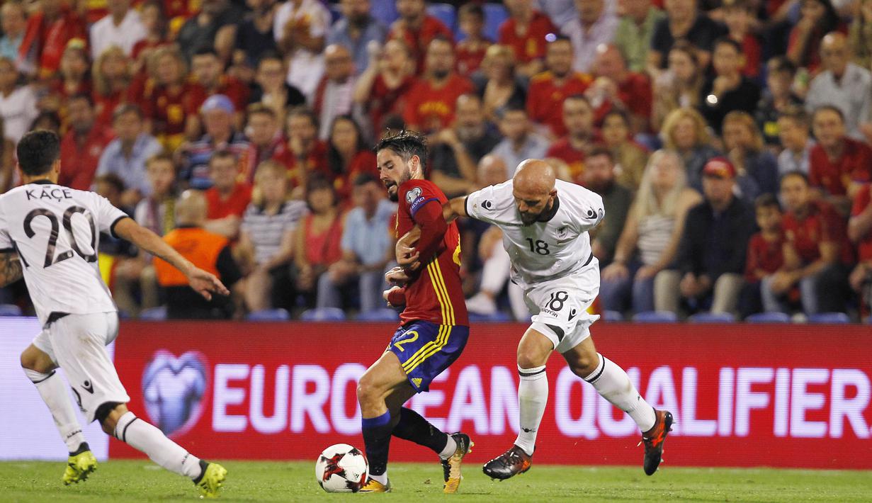 Gelandang Spanyol, Isco, berebut bola dengan bek Albania, Arlind Ajeti, pada laga Kualifikasi Piala Dunia 2018 di Stadion Rico Perez, Jumat (6/10/2017). Spanyol menang 3-0 atas Albania. (AP/Alberto Saiz)