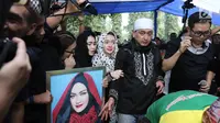 Penyanyi Ayu Ting Ting, Zaskia Gotik dan Ustaz Zacky Mirza menangis saat mengantar jenazah Julia Perez di TPU Pondok Ranggon, Jakarta Timur, Sabtu (10/6). Jupe diketahui mengidap sakit kanker serviks sejak 2014 silam. (Liputan6.com/Herman Zakharia)