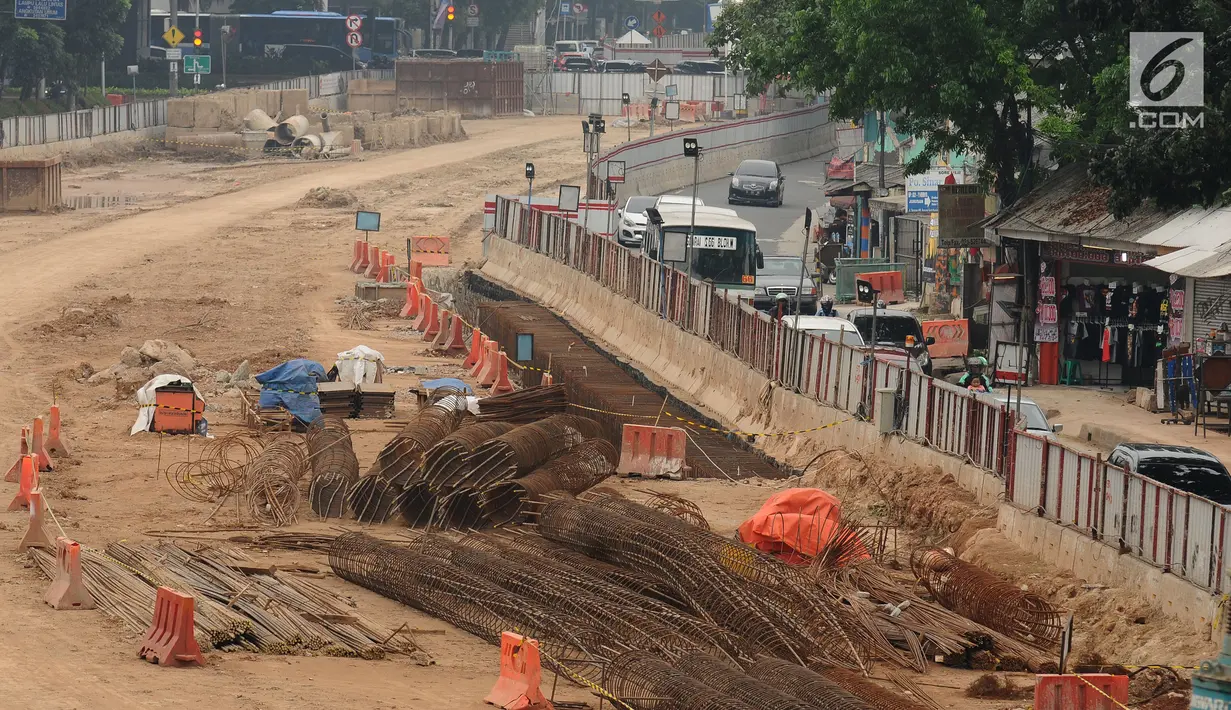 Suasana area pembangunan underpass Mampang-Kuningan, Jakarta, Sabtu (24/6). Terkait libur  Hari Raya Idul Fitri 1438 H, aktivitas pembangunan underpass Mampang Prapatan dihentikan  sementara. (Liputan6.com/Helmi Fithriansyah)