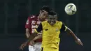 Gelandang Bhayangkara FC, Vendry Mofu, duel udara dengan bek Bali United, Michael Orah, pada laga Piala Presiden 2019 di Stadion Patriot, Bekasi, Kamis (14/3). Bhayangkara menang 4-1 atas Bali. (Bola.com/Yoppy Renato)