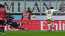 AS Roma memperkecil skor pada menit ke-69 melalui tendangan penalti Leandro Paredes. Hadiah penalti diberikan setelah Lorenzo Pellegrini dijatuhkan di kotak terlarang. (AP Photo/Luca Bruno)